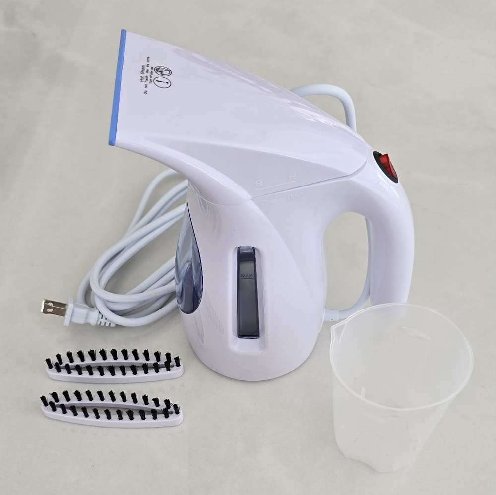 NWOT Hilife Portable Garment Steamer - White and Blue - One Size